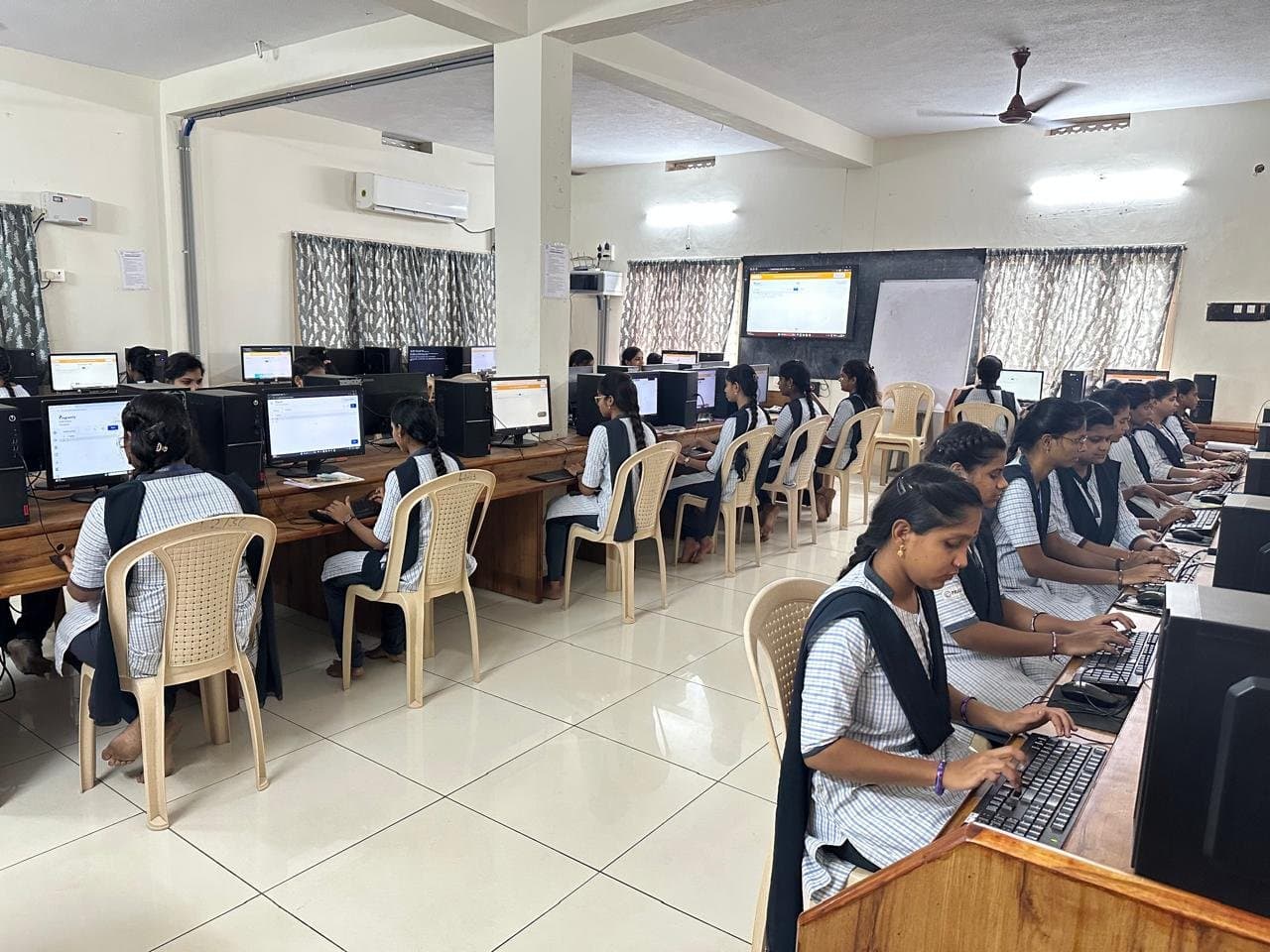 Computer Lab - Practical session in progress